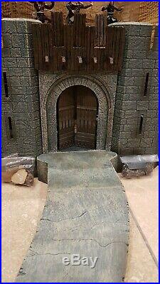 Lord of the Rings Armies of Middle Earth Battle at Helm's Deep. Complete. Boxed